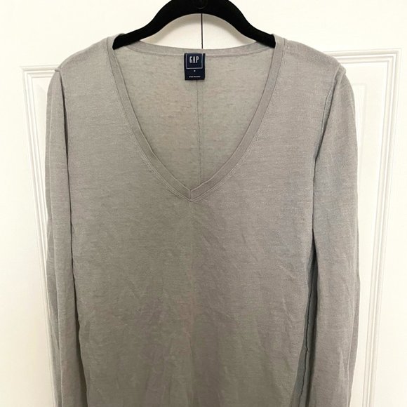 Long Sleeved Gap V-Neck Sweater - Picture 1 of 5